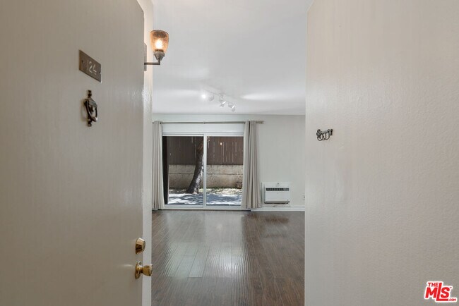 Building Photo - 320 S Ardmore Ave