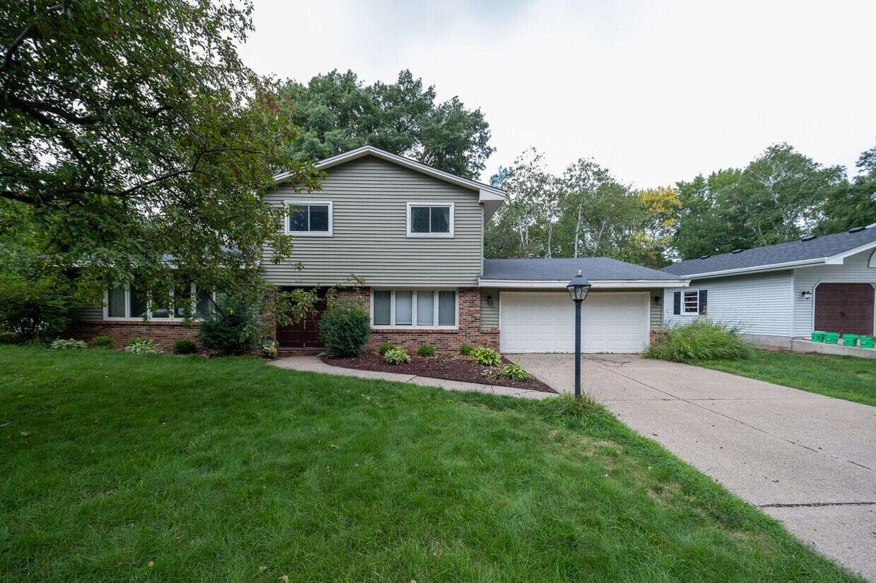 Primary Photo - 2416 Queens Dr