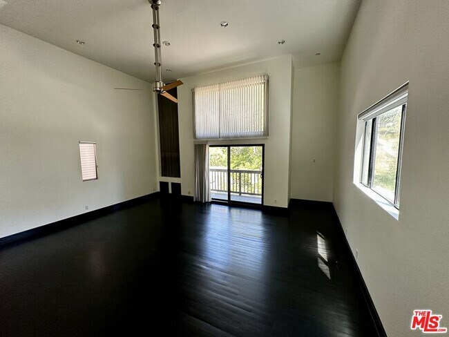 Foto del edificio - 2415 Laurel Pass Ave