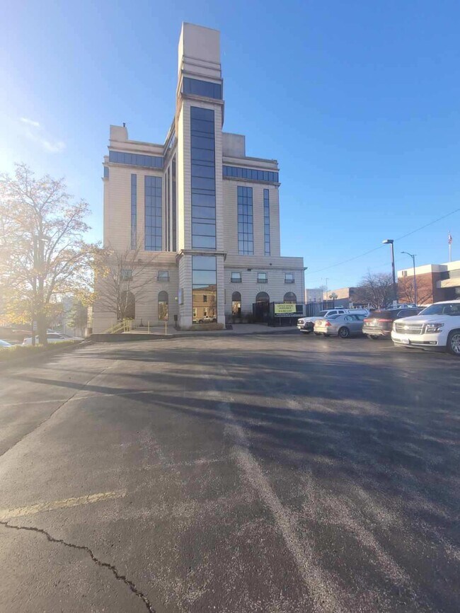 2 N Vine St Unit 4th Floor, Harrisburg, IL 62946 Room for Rent in