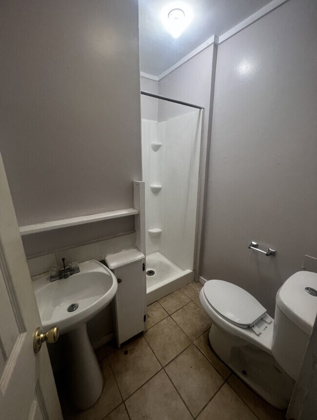 Baño - 7409 N Doffing Rd