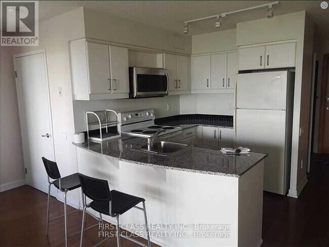 Photo du bâtiment - 33 Sheppard Ave E