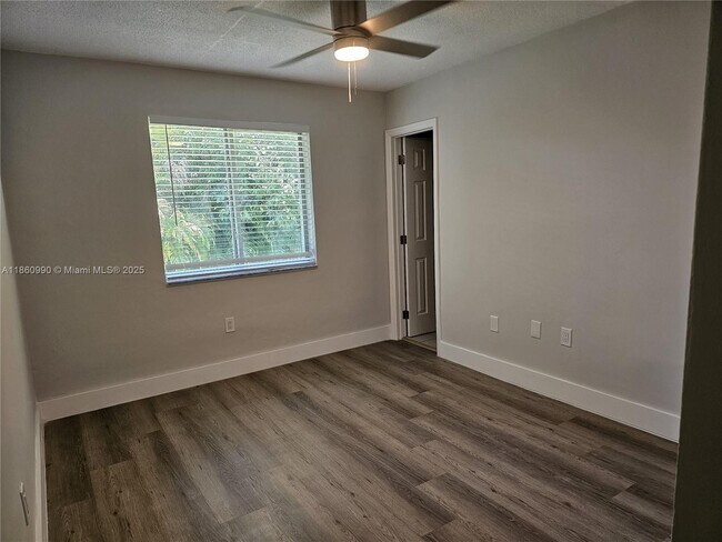 Foto del edificio - 560 NE 63rd St