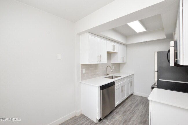 Building Photo - 1422 S 5th St