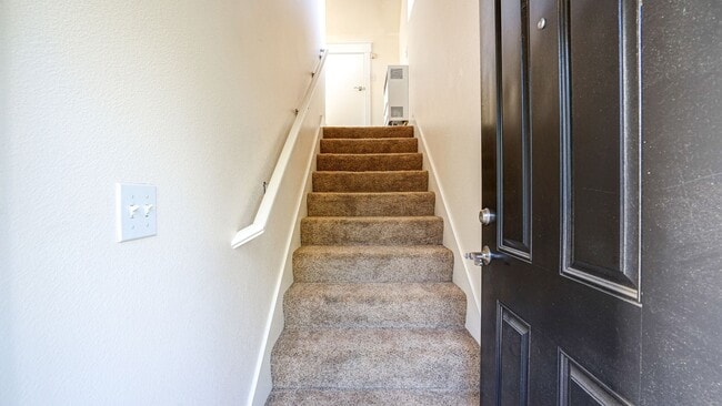 Building Photo - Studio Downtown Petaluma w/1 Car Garage an...