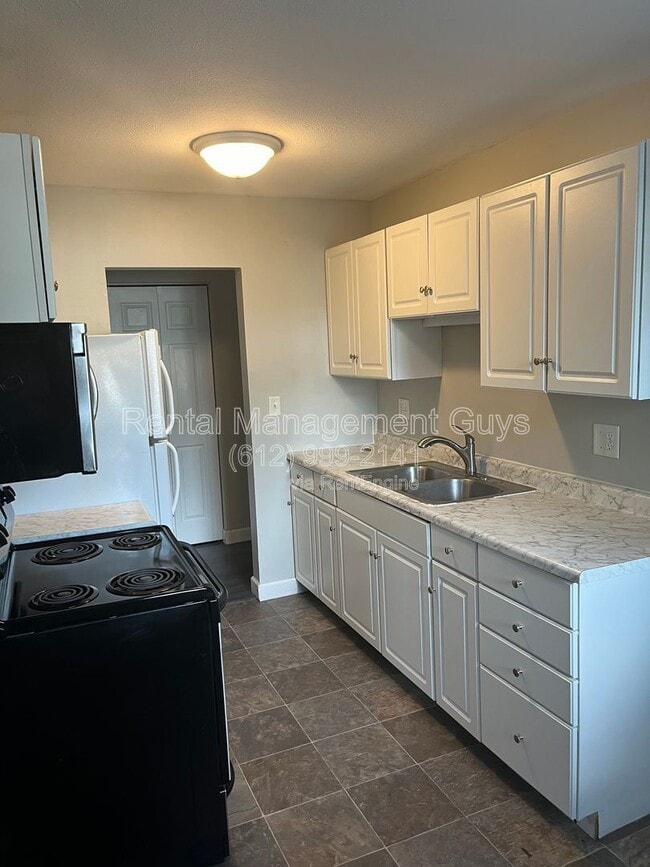 Building Photo - 1757 Thomas Ave W