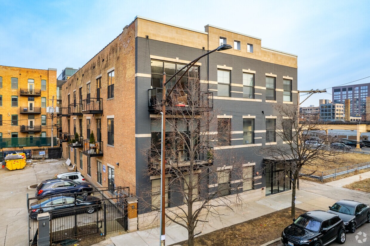 Foto principal - 213 N Racine Ave