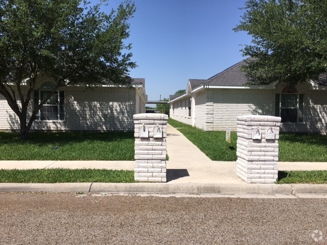 Building Photo - 819 N Cross Ln