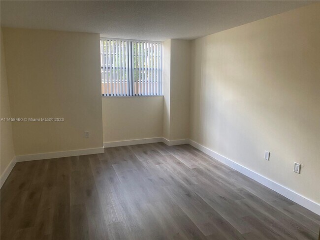 Building Photo - 10625 SW 112th Ave