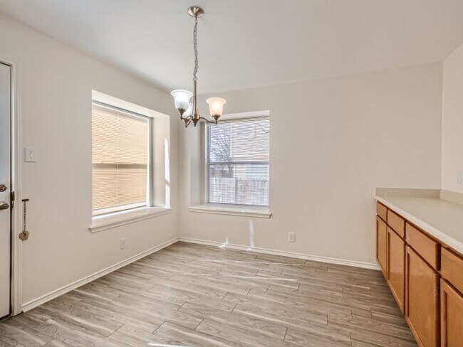 Building Photo - Spacious floor plan in established neighbo...
