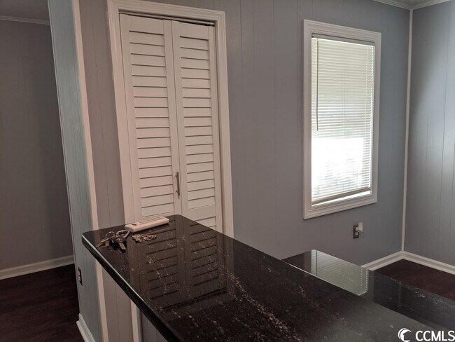 Foto del edificio - 4437 Lakeside Dr