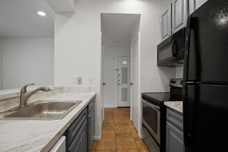 Building Photo - 1006 1/2 W 22nd St