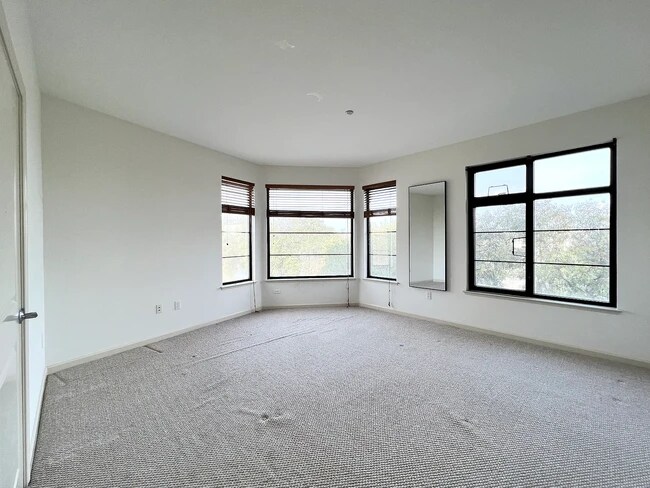 Foto del edificio - 10745 N De Anza Blvd
