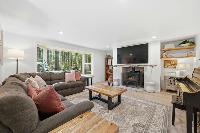Foto del edificio - Gig Harbor farm home with great amenities - 5 bedroom 2 bath with garage and more - Available May...