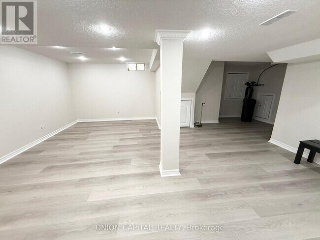 Building Photo - 33 Ferncliffe Crescent