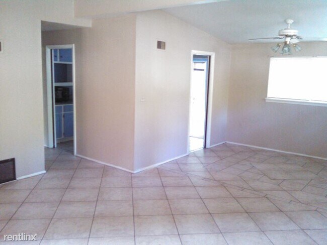 Building Photo - 4 br, 1.5 bath House - 104 Juniper Cir