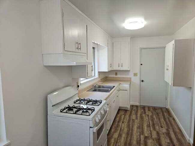 Building Photo - 2 Bedroom 1 bathroom duplex