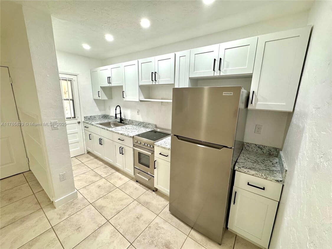 Primary Photo - 550 SW 10th St