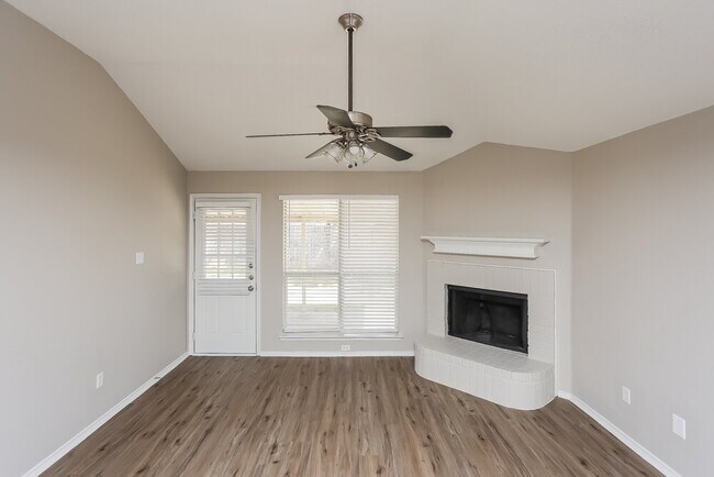 Foto del edificio - 2213 Whispering Wind St