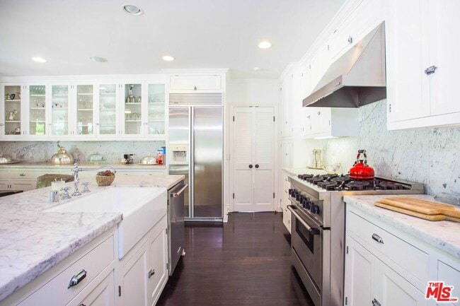 Building Photo - 1515 N Doheny Dr