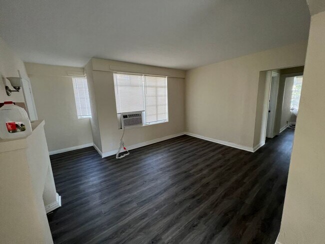 Building Photo - Fully Renovated 2-Bedroom Unit in Downtown...