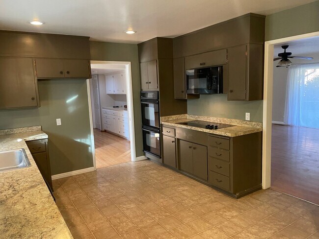 Foto del edificio - Incredible 3bd/2ba house surrounded by working orchards! Available now!