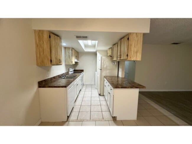 Building Photo - Washer &amp; Dryer Included! 2 Bedroom 2 b...