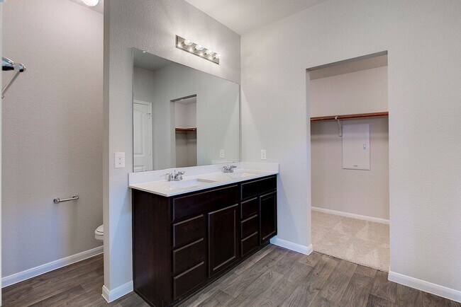 Foto del edificio - Modern Elegance and Comfort: 3BR/2BA Singl...