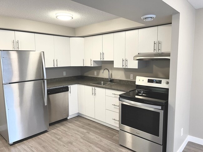 Building Photo - Hi-Level