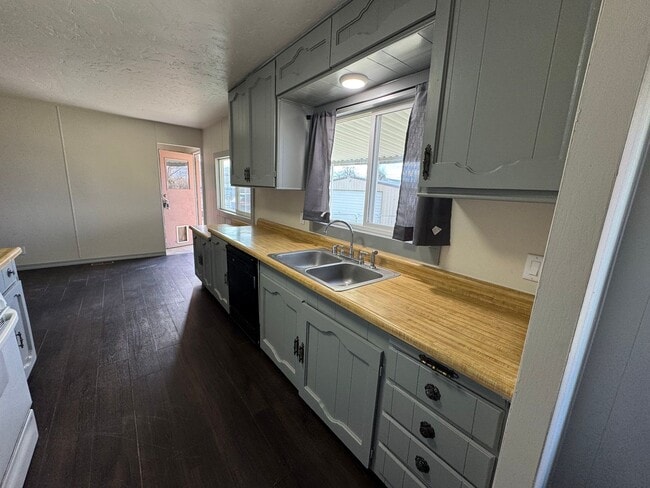 Foto del edificio - Manufactured home in Lemmon Valley- 3-bedroom 2 bath, huge yard! Pet friendly!