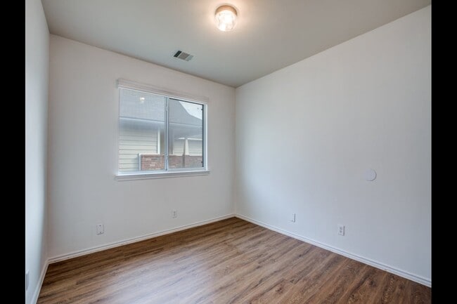 Building Photo - 319 Willow Grove Dr