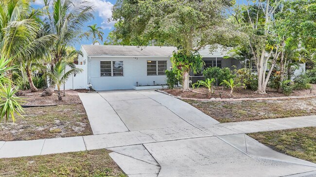 Building Photo - 702 Sunset Dr