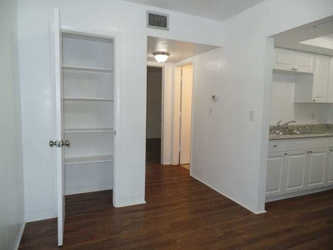 Building Photo - Updated, spacious one bedroom