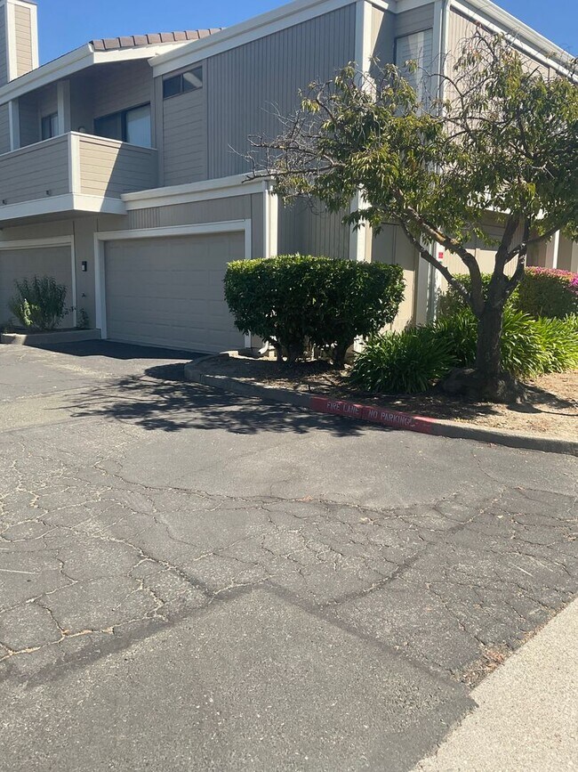 Building Photo - Charming 2 Bedroom 1.5 Bath Condo in Hercu...