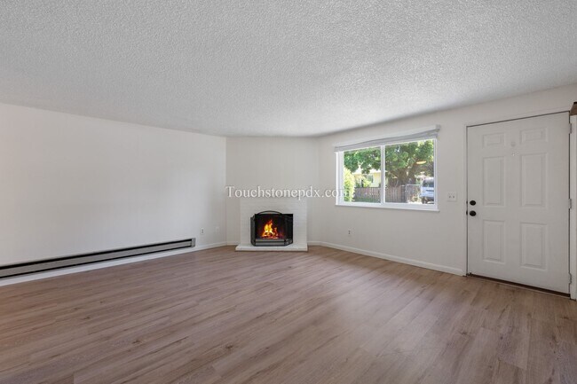 Building Photo - Classic 2BD|1BA Duplex in Near Powell Butte