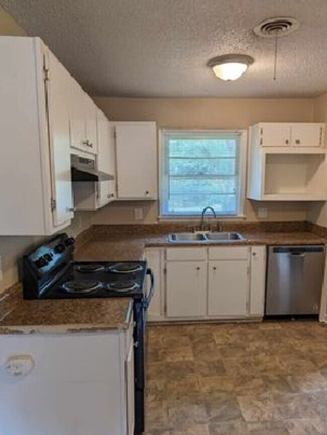 Building Photo - 3 Bedroom 2 Bath Home for Rent