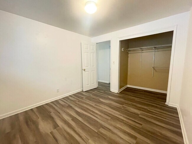 Building Photo - New Floors - 4 Bedroom home