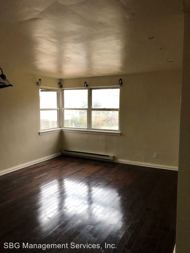 Foto del edificio - 330 W Johnson St