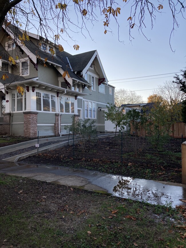 Building Photo - 5733 NE Rodney Ave