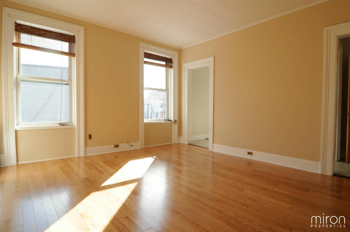 Primary Photo - 138 Meserole Ave