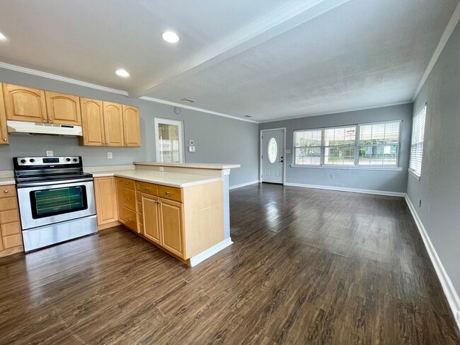 Building Photo - Renovated 2 bed/2 bath home located in the...