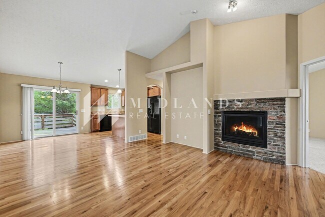 Building Photo - Beautiful Townhome in Shadow View