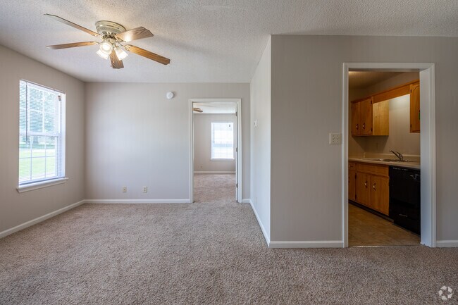 1BR, 1BA - 600SF - Living Room - Whispering Hills