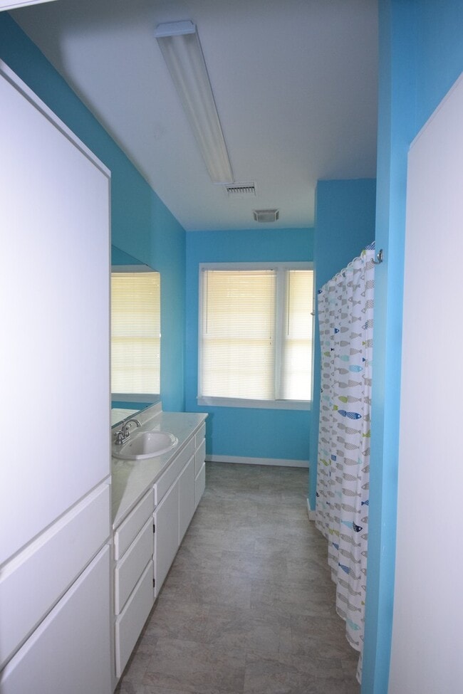 Building Photo - 3 Bed 2 Bath with Large Backyard Close to ...