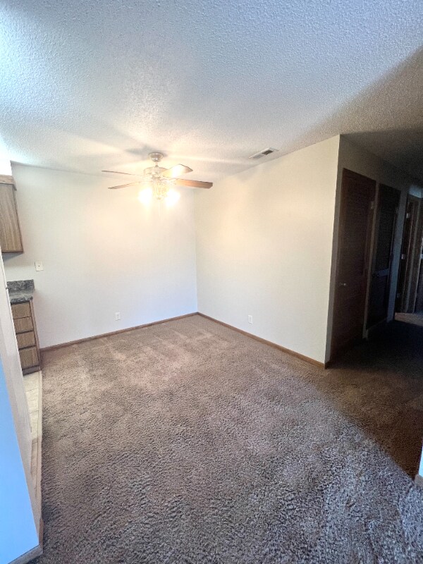 Foto del edificio - 5120 Emerald Dr