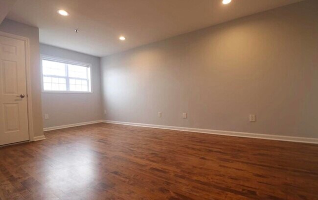 Building Photo - 318 54th St