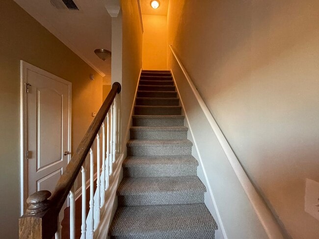 Building Photo - 4 bedrm, 3 bath, garage, pool, tennis cour...
