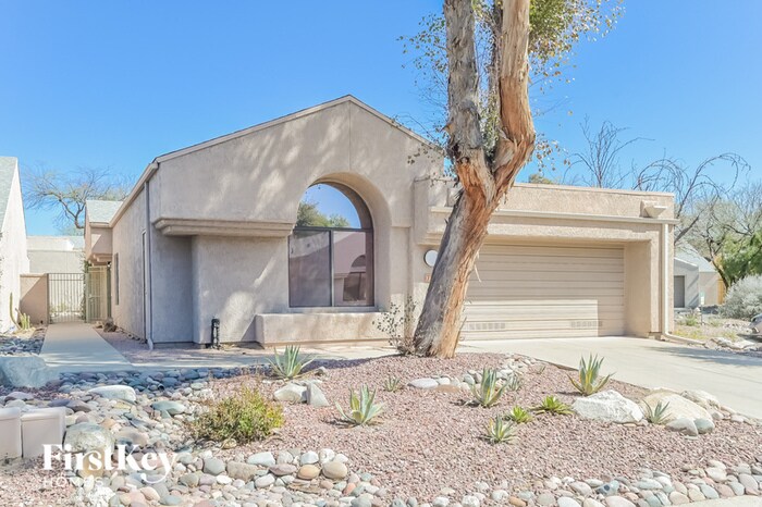 Primary Photo - 3240 N Hill Farm Dr