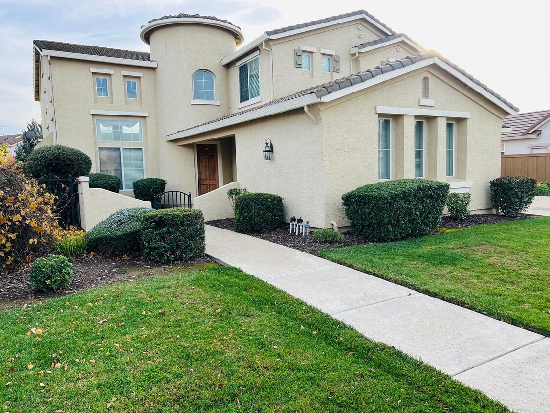 Primary Photo - Luxurious home on the lake with a pool in ...