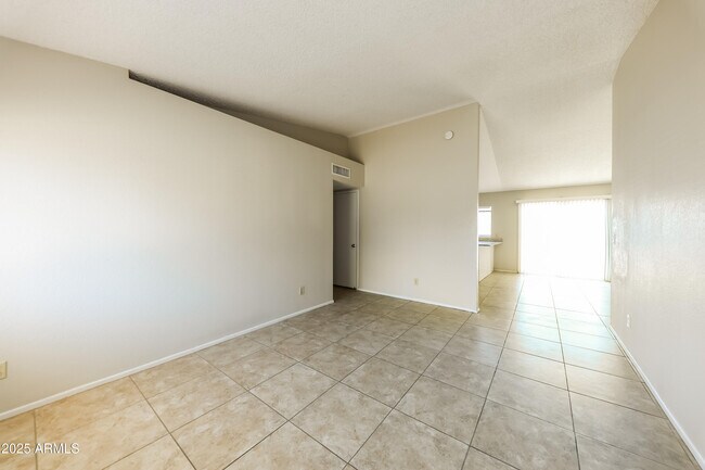 Foto del edificio - 10831 West Campbell Ave